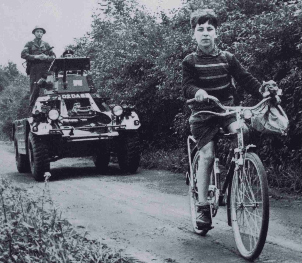 Erwin Schabe mit britischen Soldaten