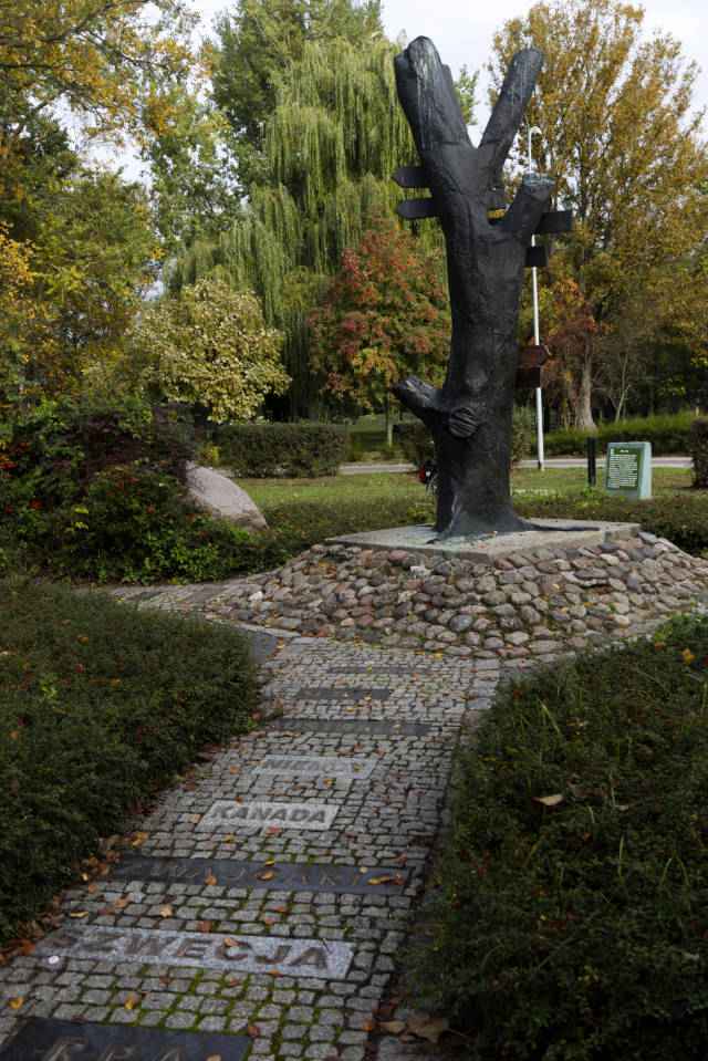 Denkmal der Umsiedlungen im Wegweiserpark in Witnica